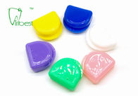 حافظة تقويم الأسنان البلاستيكية الملونة الصغيرة